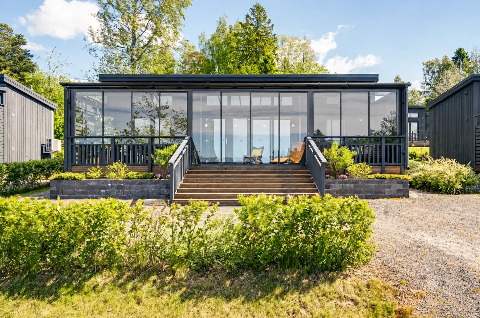 Huvilan julkisivu ja portaat terassille